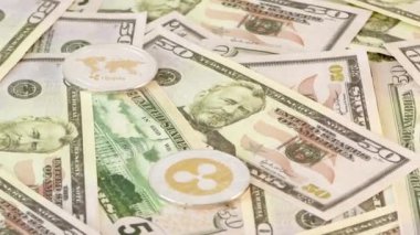 Ripple sikkeleri 50 dolarlık banknotlar üzerinde dönüyor. Dünya çapında sanal internet kriptopara.