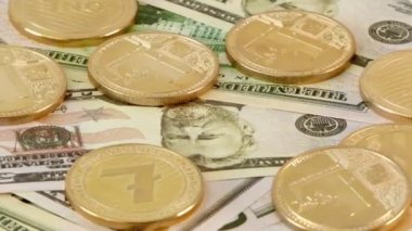 Altın Lightcoin Ltc sikkeler 50 dolar banknotlar üzerinde dönen. Dünya çapında sanal internet kriptopara.