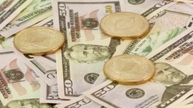 Altın Ethereum Etc sikke50 dolar faturaları üzerinde dönen. Dünya çapında sanal internet kriptopara.