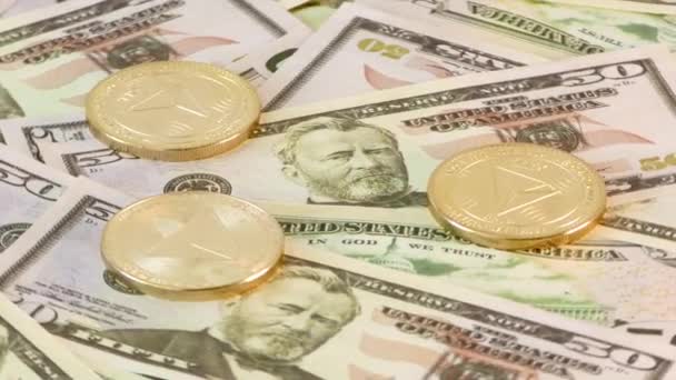 Zlatá Trnita mince se otáčejí na bankovky 50 dolarů. Celosvětová virtuální Internetová kryptoměna. — Stock video