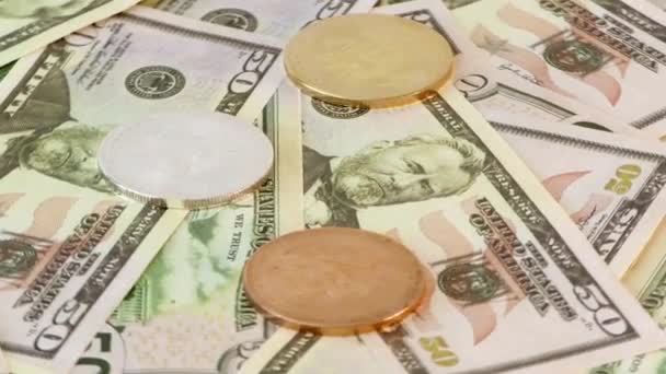 Χρυσά bit Coin BTC κέρματα που περιστρέφονται σε χαρτονομίσματα των 50 δολαρίων. Παγκόσμιο εικονικό Διαδίκτυο κρυπτονομισμάτων. — Αρχείο Βίντεο