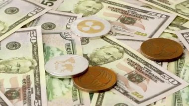 Ripple sikkeleri 50 dolarlık banknotlar üzerinde dönüyor. Dünya çapında sanal internet kriptopara.