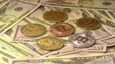 Altın Bit Sikke Btc sikkeler 50 dolar banknotlar üzerinde dönen. Dünya çapında sanal internet kriptopara.
