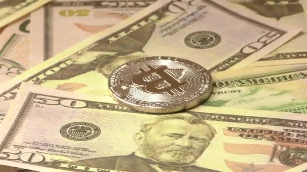 Arany darab érme BTC érmék forgatható a számlák 50 dollár. Világméretű virtuális internetes cryptocurrency. — Stock videók