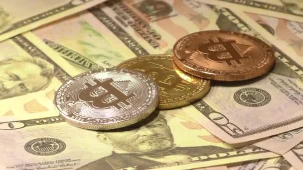 Arany darab érme BTC érmék forgatható a számlák 50 dollár. Világméretű virtuális internetes cryptocurrency. — Stock videók
