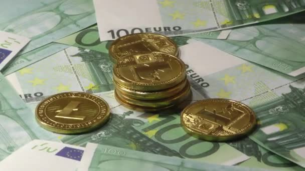 A 100 euro-bankjegyek számláin forgó fényérmék LTC-érmék. Világméretű virtuális internetes cryptocurrency. — Stock videók