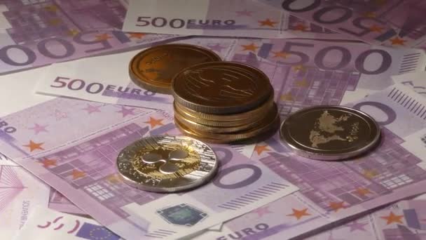 Monedas onduladas girando en billetes de 500 euros. criptomoneda de Internet virtual mundial . — Vídeos de Stock
