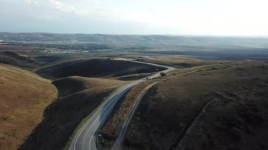 Çeçen Cumhuriyeti'nde hava dağ yolu, Kuzey Kafkasya, Rusya