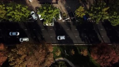 Drones Göz Görünümü: hava şehir trafiği, otoban yoğun şehir yoğun saat trafik sıkışıklığı karayolu yukarıdan aşağıya görünümü.