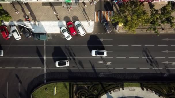 Drohnen aus der Vogelperspektive: Stadtverkehr aus der Luft, Blick von oben auf die Autobahn im Berufsverkehr der Stadt. — Stockvideo