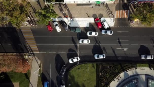 Drones Eye View: tráfico aéreo de la ciudad, vista de arriba hacia abajo de la autopista concurrida ciudad hora punta atasco de tráfico carretera . — Vídeos de Stock