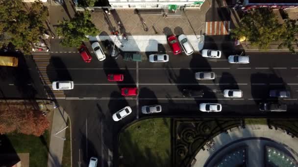 Drones Eye View: tráfego aéreo da cidade, vista de cima para baixo da rodovia movimentada cidade rush hora trânsito congestionamento rodovia . — Vídeo de Stock