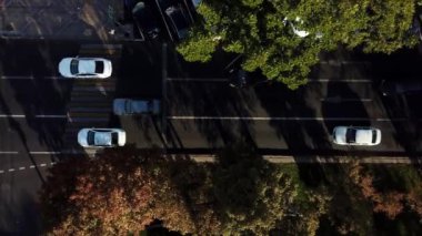 Drones Göz Görünümü: hava şehir trafiği, otoban yoğun şehir yoğun saat trafik sıkışıklığı karayolu yukarıdan aşağıya görünümü.