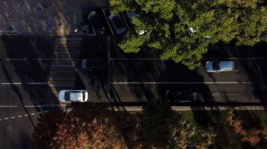 Drones Göz Görünümü: hava şehir trafiği, otoban yoğun şehir yoğun saat trafik sıkışıklığı karayolu yukarıdan aşağıya görünümü.