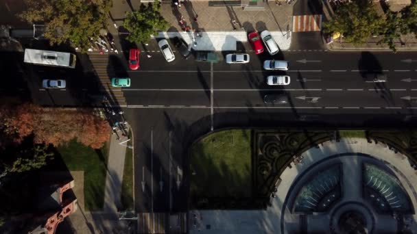 Drones Eye View: tráfego aéreo da cidade, vista de cima para baixo da rodovia movimentada cidade rush hora trânsito congestionamento rodovia . — Vídeo de Stock