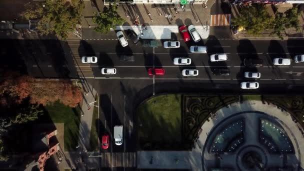 Drones Eye View: tráfico aéreo de la ciudad, vista de arriba hacia abajo de la autopista concurrida ciudad hora punta atasco de tráfico carretera . — Vídeo de stock