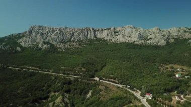Dağların güzel manzaralı Kırım ve dağlar arasındaki karayolu. Dağlar ve tepeler üzerinde sürüklenen Hızlı Rolling Bulutlar Havadan Görünümü.