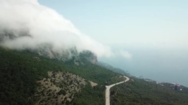 Dağların güzel manzaralı Kırım ve dağlar arasındaki karayolu. Dağlar ve tepeler üzerinde sürüklenen Hızlı Rolling Bulutlar Havadan Görünümü.
