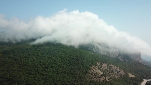 Crimea con hermosa vista de las montañas y carretera entre las montañas. Vista aérea de nubes de balanceo rápido a la deriva sobre montañas y colinas . — Vídeo de stock