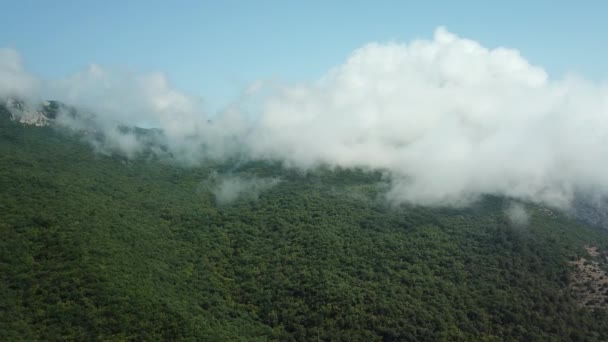 Krim mit schöner Aussicht auf die Berge und die Autobahn zwischen den Bergen. Luftaufnahme von schnell rollenden Wolken, die über Berge und Hügel treiben. — Stockvideo