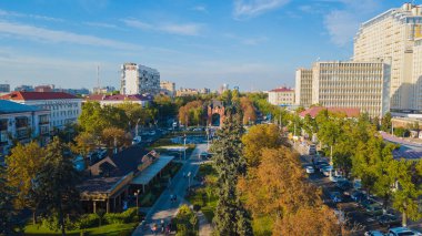Krasnodar, Rusya - Ağustos 2019: Krasnodar'ın Catherinemeydanı'nda yükselen Büyük Catherine Anıtı
