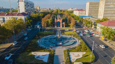 Krasnodar, Rusya - Ağustos 2019: Krasnodar'ın Catherinemeydanı'nda yükselen Büyük Catherine Anıtı