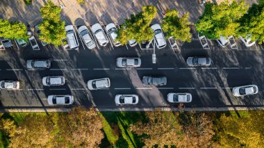 Drones Göz Görünümü: hava şehir trafiği, otoban yoğun şehir yoğun saat trafik sıkışıklığı karayolu yukarıdan aşağıya görünümü.