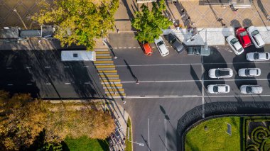 Drones Göz Görünümü: hava şehir trafiği, otoban yoğun şehir yoğun saat trafik sıkışıklığı karayolu yukarıdan aşağıya görünümü.