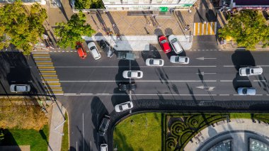 Drones Göz Görünümü: hava şehir trafiği, otoban yoğun şehir yoğun saat trafik sıkışıklığı karayolu yukarıdan aşağıya görünümü.