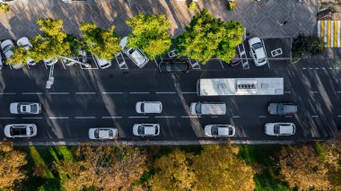Drones Göz Görünümü: hava şehir trafiği, otoban yoğun şehir yoğun saat trafik sıkışıklığı karayolu yukarıdan aşağıya görünümü.