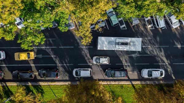 Drones Eye View: tráfico aéreo de la ciudad, vista de arriba hacia abajo de la autopista concurrida ciudad hora punta atasco de tráfico carretera . —  Fotos de Stock
