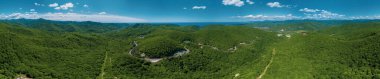 Panoramik manzara: Kafkas Ormanı panoramik arka planı, yeşil ağaçlar, kırsal yol. 360 derece panorama.