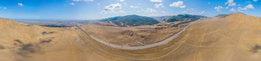 Dağıstan Cumhuriyeti, Kafkasya, Rusya 'daki dağ yolunun yüksek çözünürlüklü panoramik görüntüsü