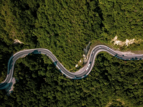 Гірська звивиста зигзагова дорога. Вид зверху на повітря: автомобілі, що їздять по дорозі зверху . — стокове фото