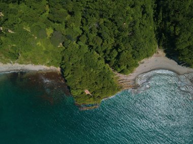 Skala Kiseleva, Krasnodar Bölgesi 'nin Tuapse ilçesine bağlı doğal bir anıttır. Yukarıdan hava görüntüsü. 4K görüntü.