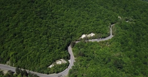 Jalan zig zag berkelok-kelok pegunungan. Top pandangan udara: mobil mengemudi di jalan dari atas. — Stok Video