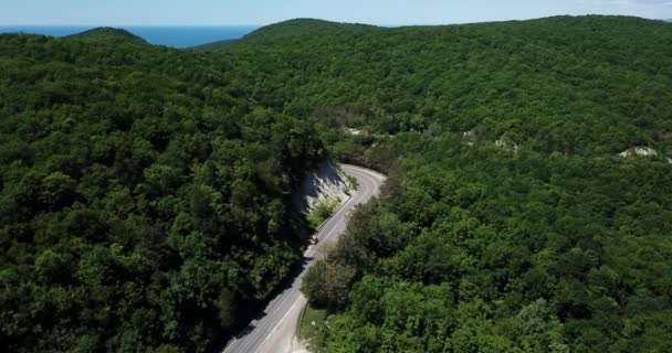 Montanha enrolamento zig zag estrada. Vista aérea superior: carros dirigindo na estrada de cima . — Vídeo de Stock