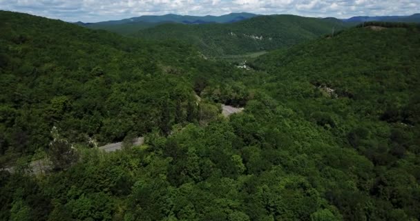 Montagne sinueuse zig zag route. Vue aérienne supérieure : voitures conduisant sur la route d'en haut . — Video