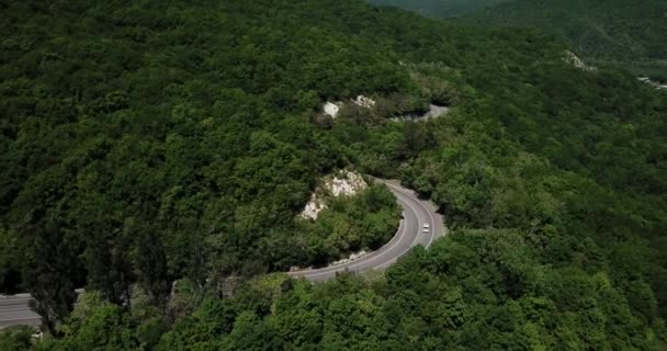 Гірська звивиста зигзагова дорога. Вид зверху на повітря: автомобілі, що їздять по дорозі зверху . — стокове відео