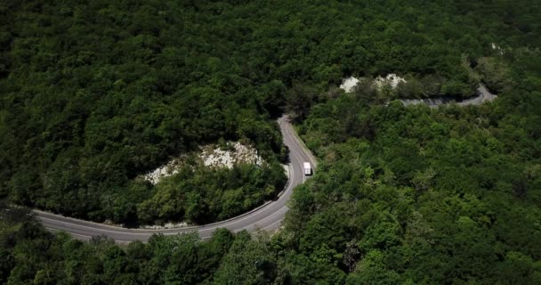 Dağ kıvrımlı zig zag yolu. Üst hava manzarası: Arabalar yukarıdan yola çıkıyor. — Stok video