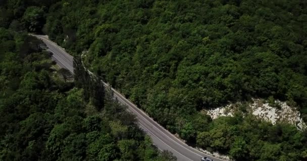 山间蜿蜒曲折的弯道.高层空中景观：从上方驾驶的汽车. — 图库视频影像