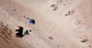 Kumda dalgaların kırılışını, tropikal kumsalda tek başına kamp kuruşunu ve dalgaları..