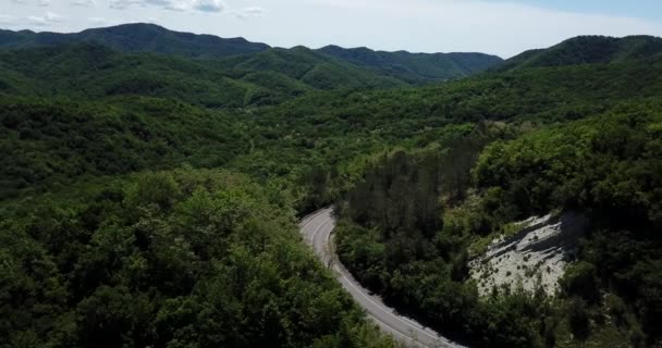 Dağ kıvrımlı zig zag yolu. Üst hava manzarası: Arabalar yukarıdan yola çıkıyor. — Stok video