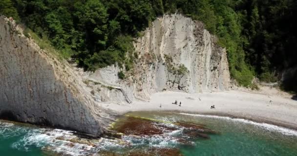 Skala Kiseleva est un monument naturel sur le territoire du district Tuapse du territoire de Krasnodar. Vue aérienne d'en haut. Images 4K . — Video