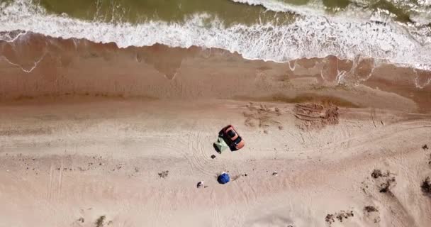 Widok z góry na fale rozbijające się w piasku, samotny kemping na tropikalnej, piaszczystej plaży i falach. — Wideo stockowe