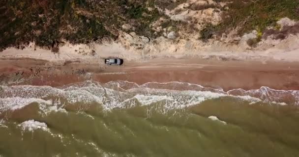 Blick von oben auf Wellen, die im Sand brechen, über tropischen Sandstrand und Wellen fliegen. Autofahrten im Sand. — Stockvideo