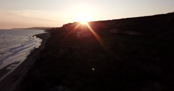 Tropische strand video bij zonsopgang, luchtvogel oog van blauwe schuimende oceaan golven verpletterend tegen de kustlijn. — Stockvideo