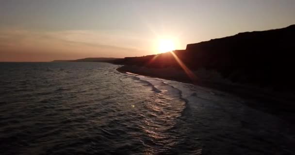 Tropische strand video bij zonsopgang, luchtvogel oog van blauwe schuimende oceaan golven verpletterend tegen de kustlijn. — Stockvideo