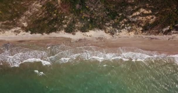 Vista de arriba hacia abajo de las olas rompiendo en la arena, volando sobre la playa de arena tropical y las olas — Vídeos de Stock