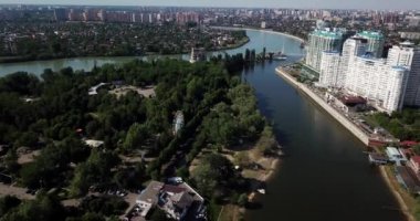 the Oa, Krasnodar şehir manzarası ve Kuban nehri havadan izleniyor. Krasnodar bölgesi, Rusya